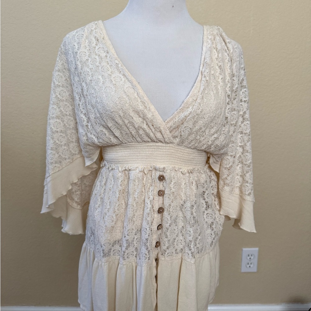 Vice bohemian-style lace romper featuring a V-neck, batwing sleeves, and buttons - Picture 2 of 4
